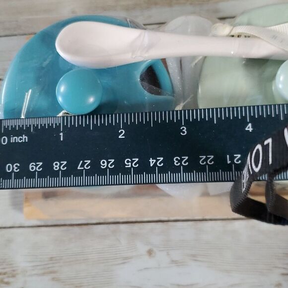 NEW NWT Rae Dunn FUDGE and CARAMEL Jars Serving Set on Wood Tray with Spoons - Picture 6 of 8